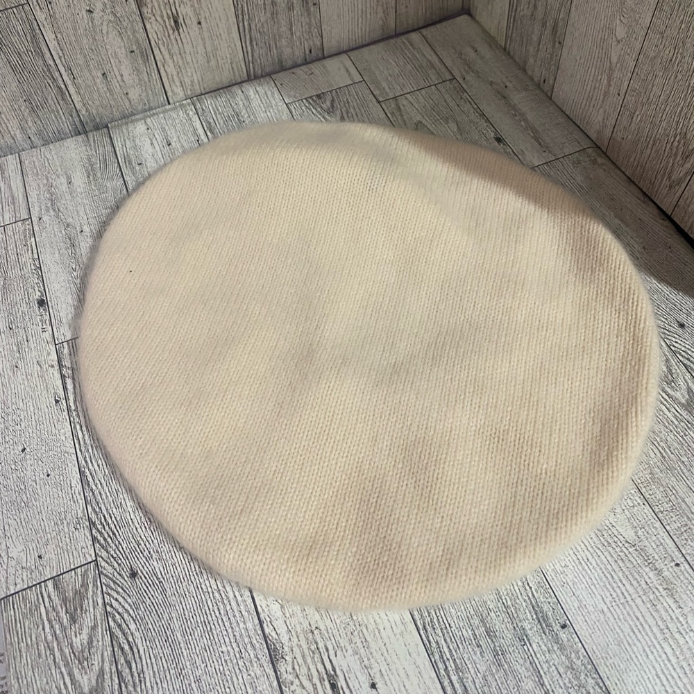 Club Monaco beret - Picture 2 of 4